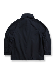 製品画像: 収納可能なフードデザインとシンプルなオーバーシルエットが特徴のヴィンテージ風マウンテンパーカー全体展示、コットンポリエステル混紡素材で耐久性と柔らかさを兼ね備えたデザイン
詳細画像: 収納可能なフードと斜めポケットディテール、裾と袖口のデザイン特写、風を防ぎ暖かさを保持する機能的なディテール