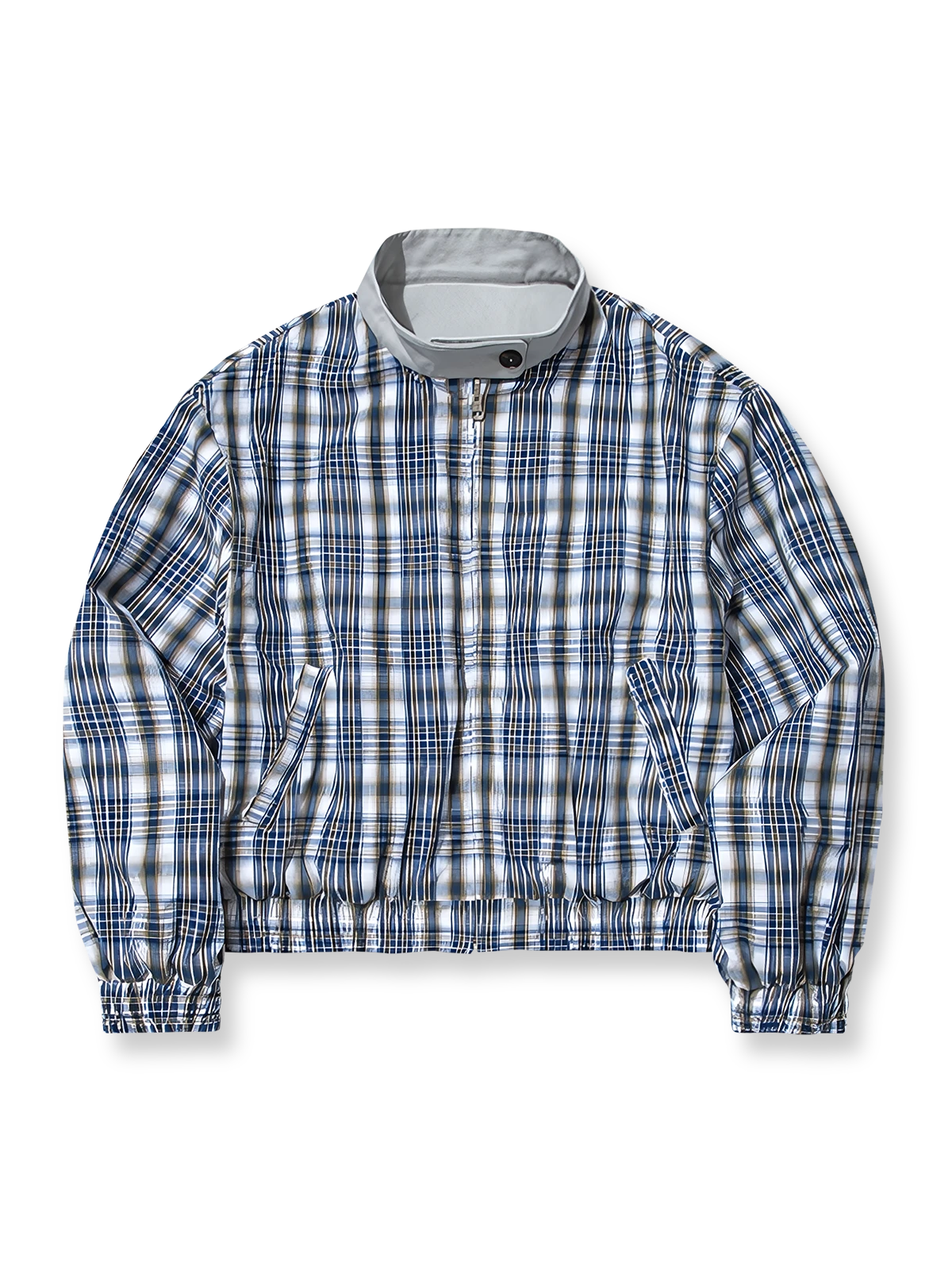 製品画像: このリバーシブルデザインのレトロスタンドカラーチェック柄ハリントンジャケットは、100%コットン素材で作られ、ジッパー付きデザインとスタンドカラーが特徴で、クラシックなルックと快適さを提供する一着です。

詳細画像: このジャケットの詳細な画像には、チェック柄と無地のリバーシブルデザインがしっかりと反映されており、スタンドカラーのディテール、ジッパー付きのデザイン、リブ袖口と風防デザインが見事に融合して、機能性とデザイン性を兼ね備えた仕上がりとなっています。また、内側のチェック柄ディテールも鮮明に見えるクローズアップで、品質感を際立たせています。