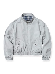 製品画像: このリバーシブルデザインのレトロスタンドカラーチェック柄ハリントンジャケットは、100%コットン素材で作られ、ジッパー付きデザインとスタンドカラーが特徴で、クラシックなルックと快適さを提供する一着です。

詳細画像: このジャケットの詳細な画像には、チェック柄と無地のリバーシブルデザインがしっかりと反映されており、スタンドカラーのディテール、ジッパー付きのデザイン、リブ袖口と風防デザインが見事に融合して、機能性とデザイン性を兼ね備えた仕上がりとなっています。また、内側のチェック柄ディテールも鮮明に見えるクローズアップで、品質感を際立たせています。