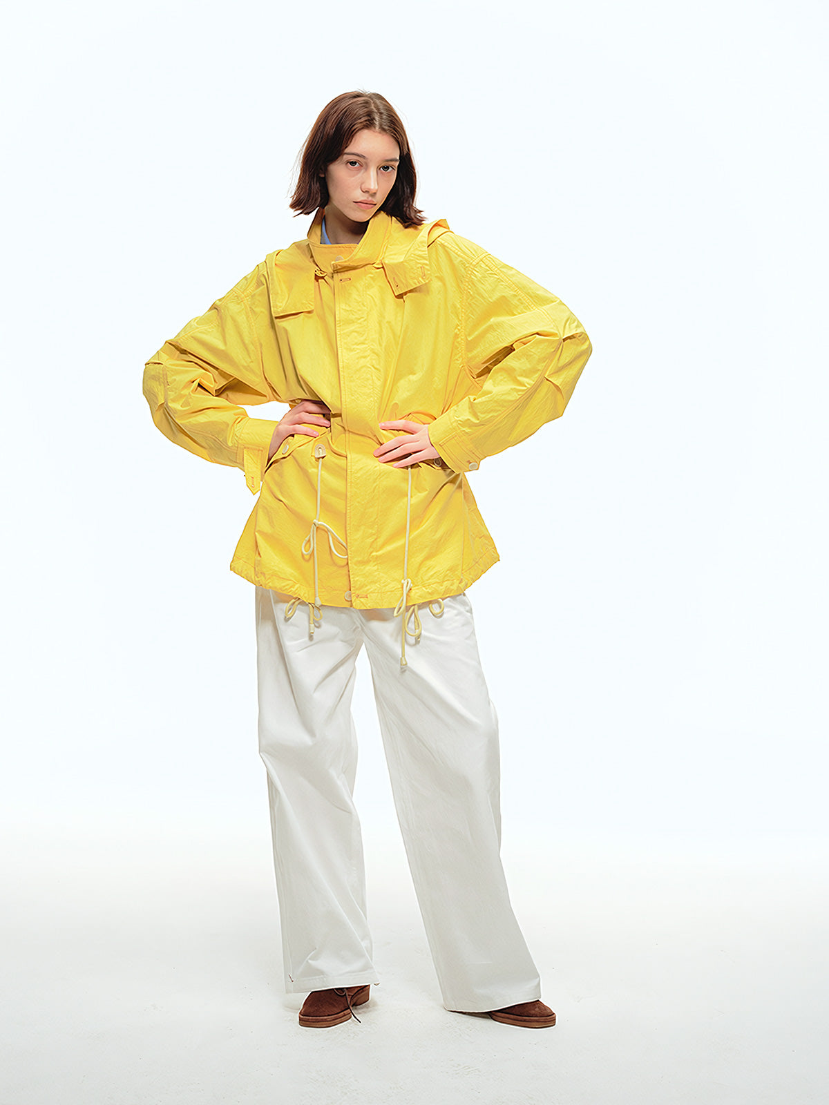 詳細画像: シワ加工とウォッシュ加工によるヴィンテージ感のあるディテール、ジッパーとボタンディテールのクローズアップ、ウエストのドローコード調整部分
モデル画像: マウンテンパーカーとカーゴパンツを組み合わせたアメリカンヴィンテージスタイル、アウトドアや通勤に最適なコーディネート