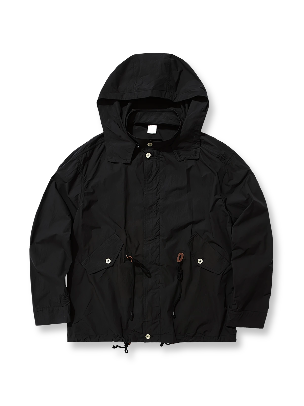 製品画像: シワ加工とウォッシュ加工を融合させたアメリカンヴィンテージスタイルのマウンテンパーカー全体展示、ルーズフィットデザインとフード付き
詳細画像: シワ加工とウォッシュ加工によるヴィンテージ感のあるディテール、ジッパーとボタンディテールのクローズアップ、ウエストのドローコード調整部分