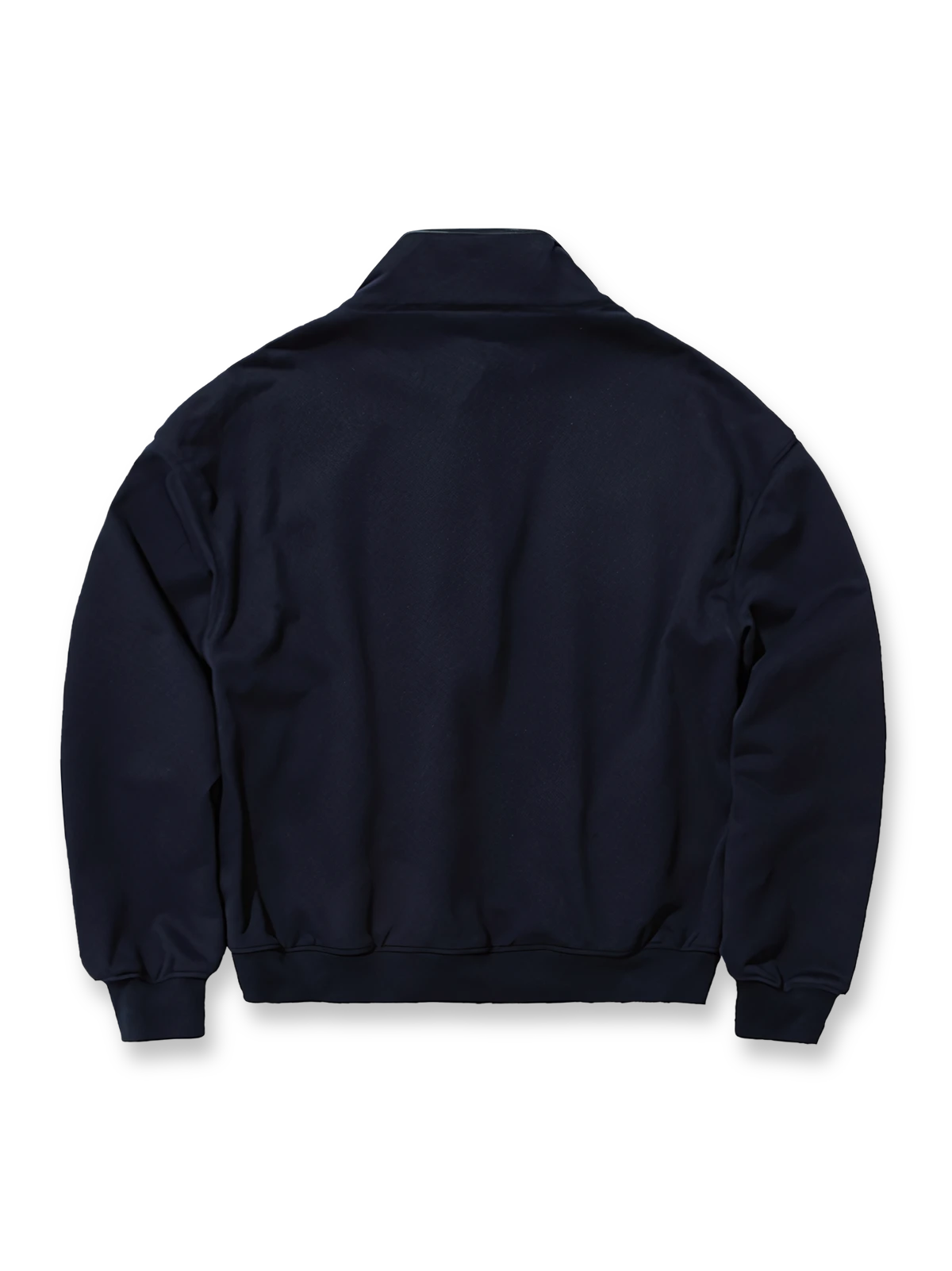 製品画像: エコレザーパイピング スタンドカラーハーフジップスウェットの全体展示。Boxyシルエットとレトロスタイルが融合し、エコレザーパイピングで高級感をプラスしたデザイン。シンプルでありながらも、レトロ感と快適さを兼ね備えています。

詳細画像: スタンドカラーとレザーパイピングのディテール特写。エコレザーの質感とハーフジップのディテールが強調され、デザイン性と実用性を高めています。