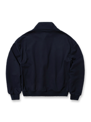 製品画像: エコレザーパイピング スタンドカラーハーフジップスウェットの全体展示。Boxyシルエットとレトロスタイルが融合し、エコレザーパイピングで高級感をプラスしたデザイン。シンプルでありながらも、レトロ感と快適さを兼ね備えています。

詳細画像: スタンドカラーとレザーパイピングのディテール特写。エコレザーの質感とハーフジップのディテールが強調され、デザイン性と実用性を高めています。