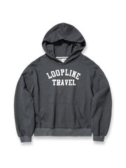 製品画像: 360Gアルファベットプリントパーカーの全体展示。クラシックなフードデザインとヴィンテージ感漂うアルファベットプリントが特徴のルーズフィットパーカー。秋冬のカジュアルシーンに最適。

詳細画像: フードとアルファベットプリントのディテール特写。高品質な360Gヘビーウェイトニット素材と、しっかりとしたプリントディテールが強調され、デザイン性と実用性を兼ね備えたパーカー。