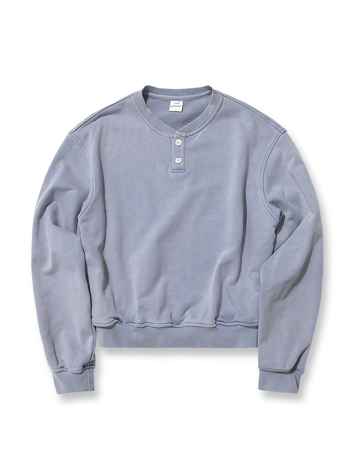 製品画像: ヘンリーネックデザインとショート丈のヴィンテージ風プルオーバースウェット全体展示、色褪せ加工とボクシーシルエットが特徴的
詳細画像: ヘンリーネックのディテールと塩揉み加工による自然なヴィンテージ感のクローズアップ、リブデザインが強調された袖口と裾
