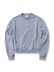 製品画像: ヘンリーネックデザインとショート丈のヴィンテージ風プルオーバースウェット全体展示、色褪せ加工とボクシーシルエットが特徴的
詳細画像: ヘンリーネックのディテールと塩揉み加工による自然なヴィンテージ感のクローズアップ、リブデザインが強調された袖口と裾
