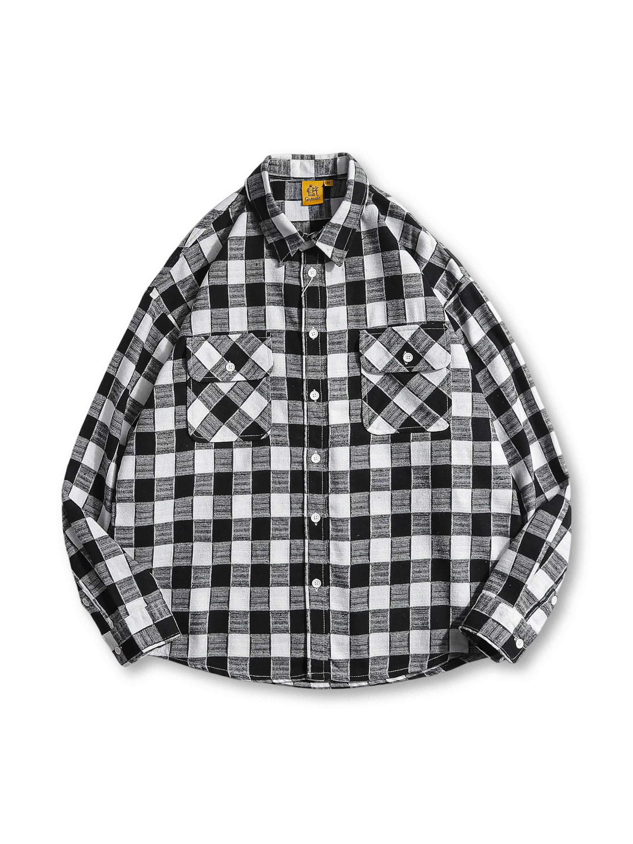 赤黒チェックの長袖シャツ、両胸にフラップポケット