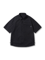 胸ポケットとサイドアジャスターが付いた半袖ワークシャツ