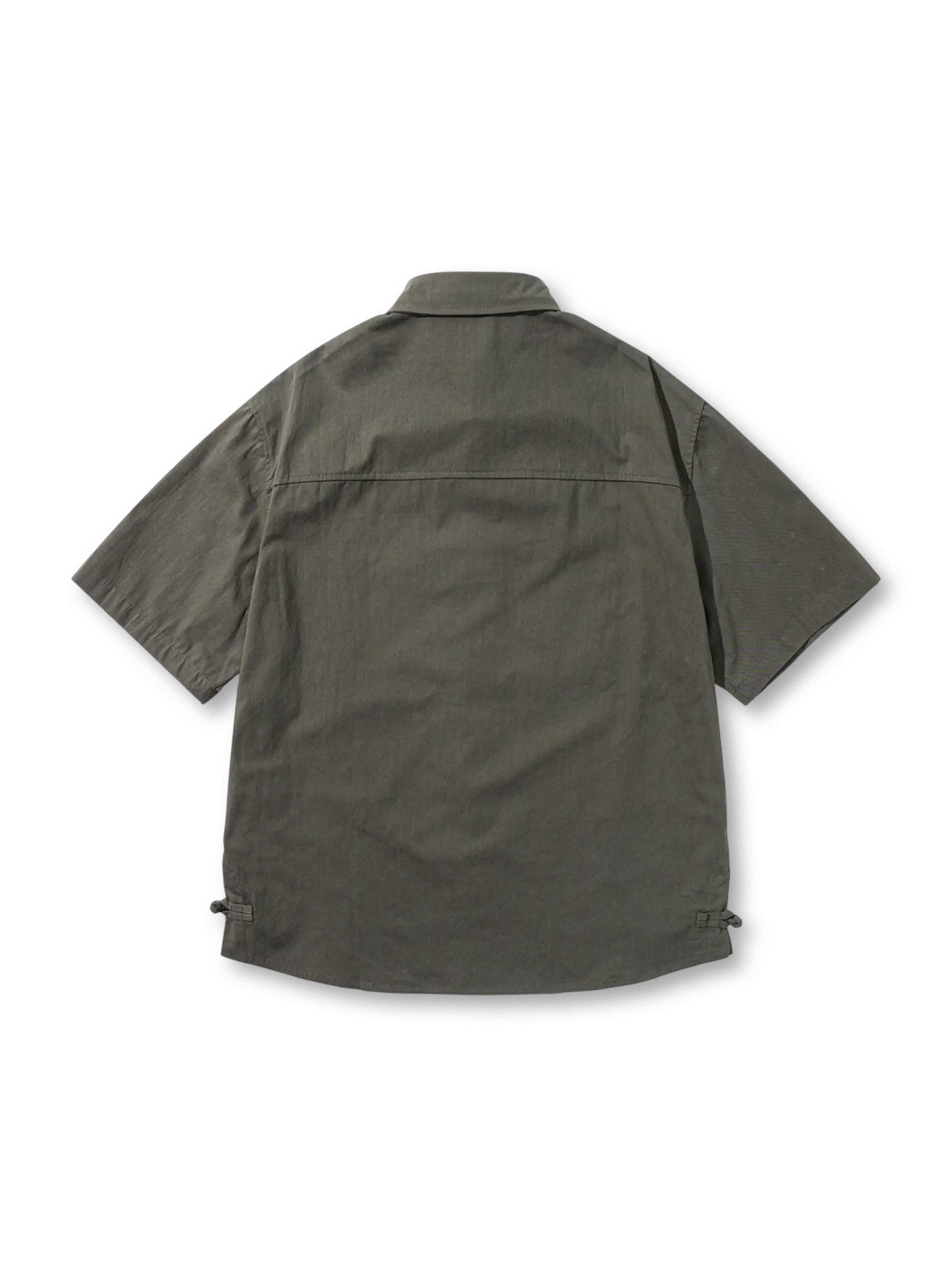 胸ポケットとサイドアジャスターが付いた半袖ワークシャツ