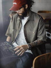 グレーのシアサッカー生地で仕立てられたワークシャツ、2つのフラップポケットがフロントに並ぶ