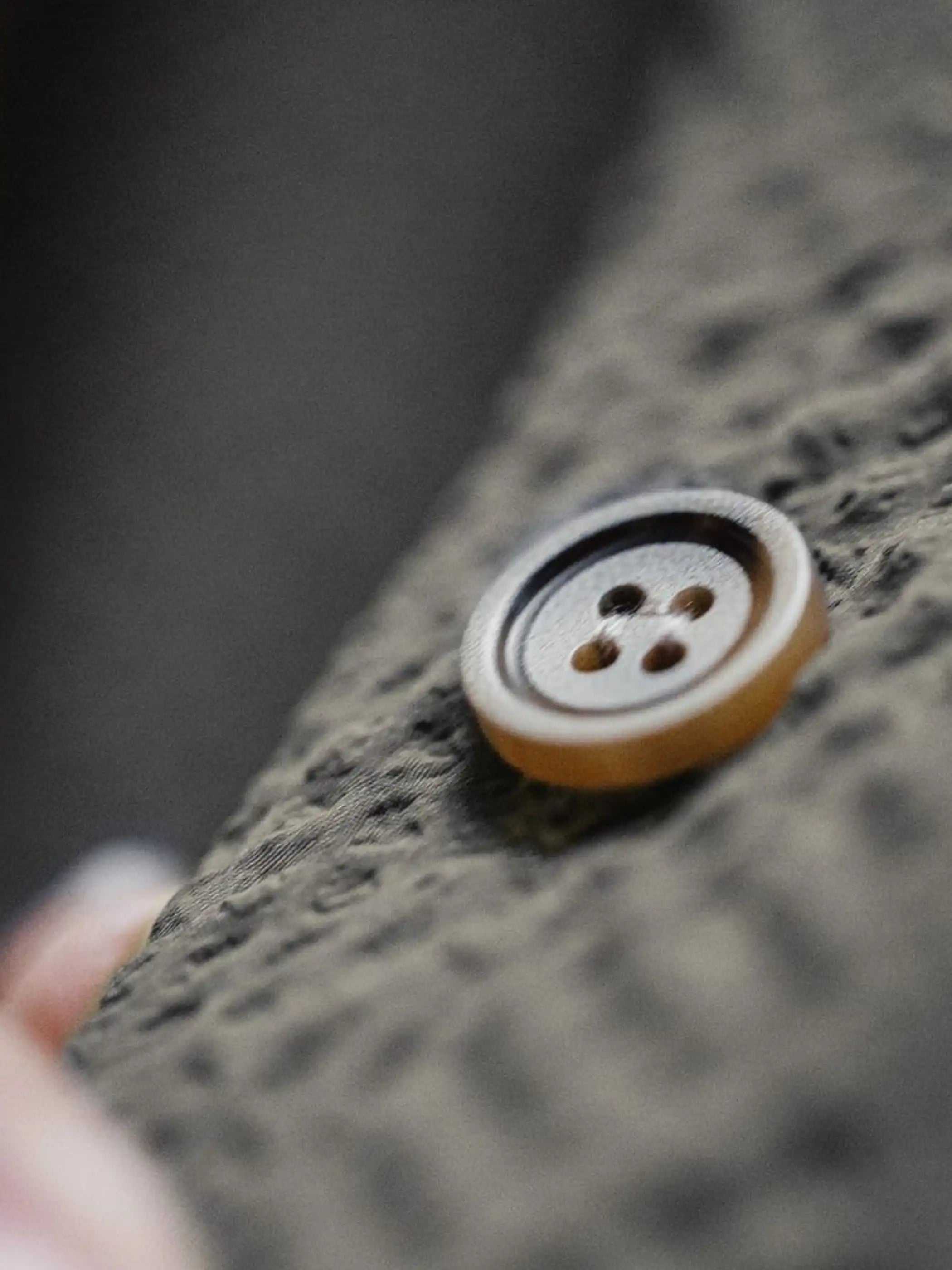 グレーのシアサッカー生地で仕立てられたワークシャツ、2つのフラップポケットがフロントに並ぶ