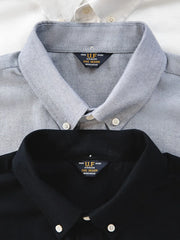 ゆったりとした半袖のボタンダウンシャツ全体像。胸の小さな刺繍とラウンドカットの裾が特徴的