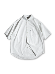 ゆったりとした半袖のボタンダウンシャツ全体像。胸の小さな刺繍とラウンドカットの裾が特徴的