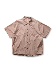 パッチワーク風の切り替えが特徴の半袖シャツ
