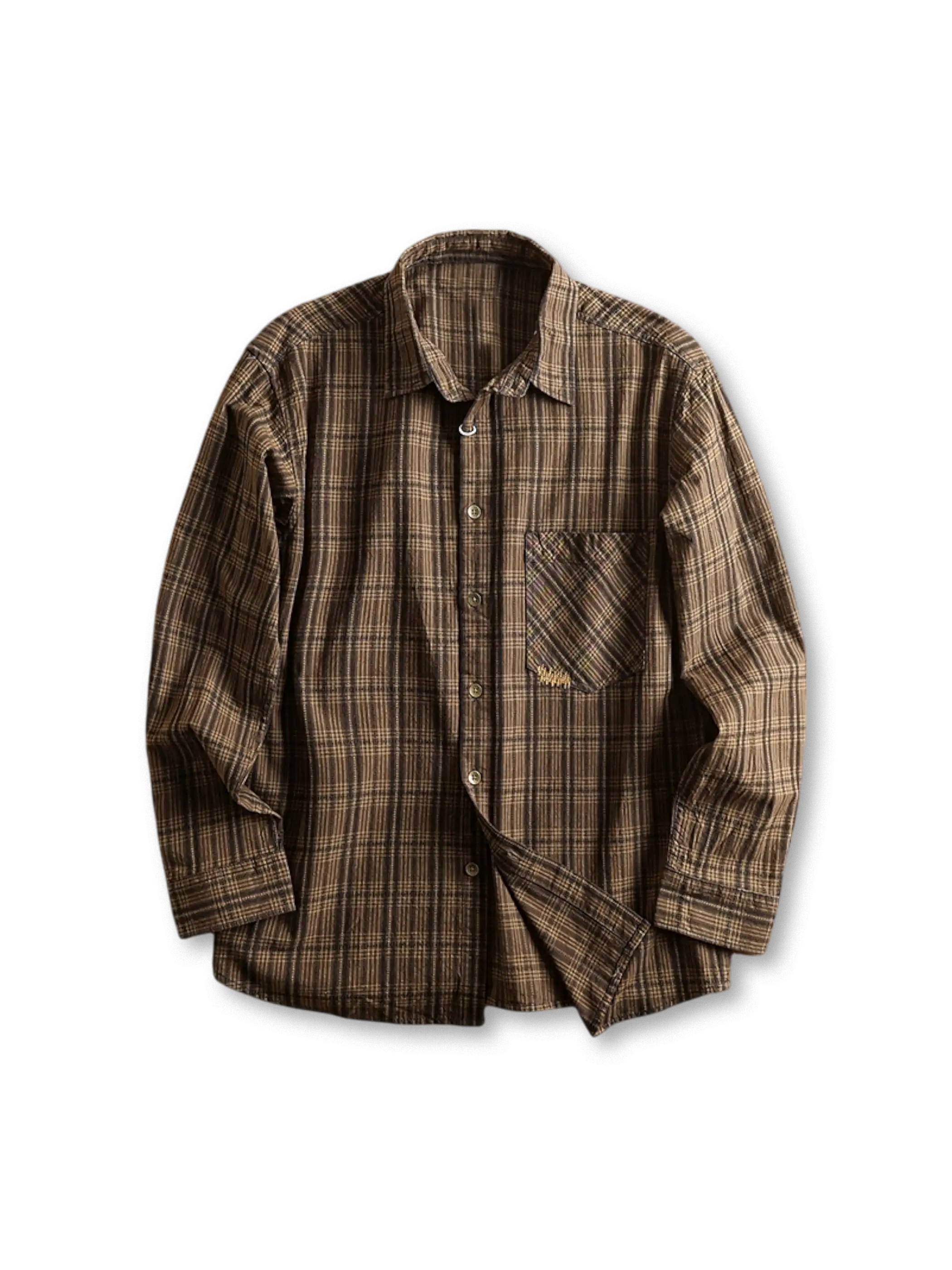 チェック柄の長袖シャツ、フロントにパッチポケットとブロンズ色ボタンが見える