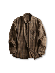 チェック柄の長袖シャツ、フロントにパッチポケットとブロンズ色ボタンが見える