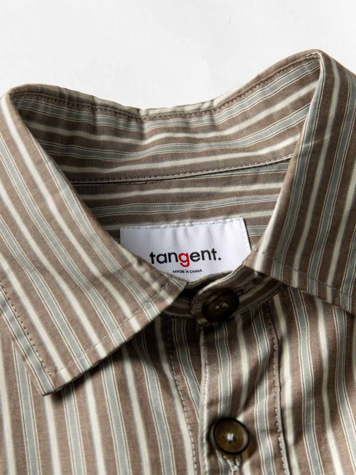 ストライプパターンと襟ディテールのクローズアップ