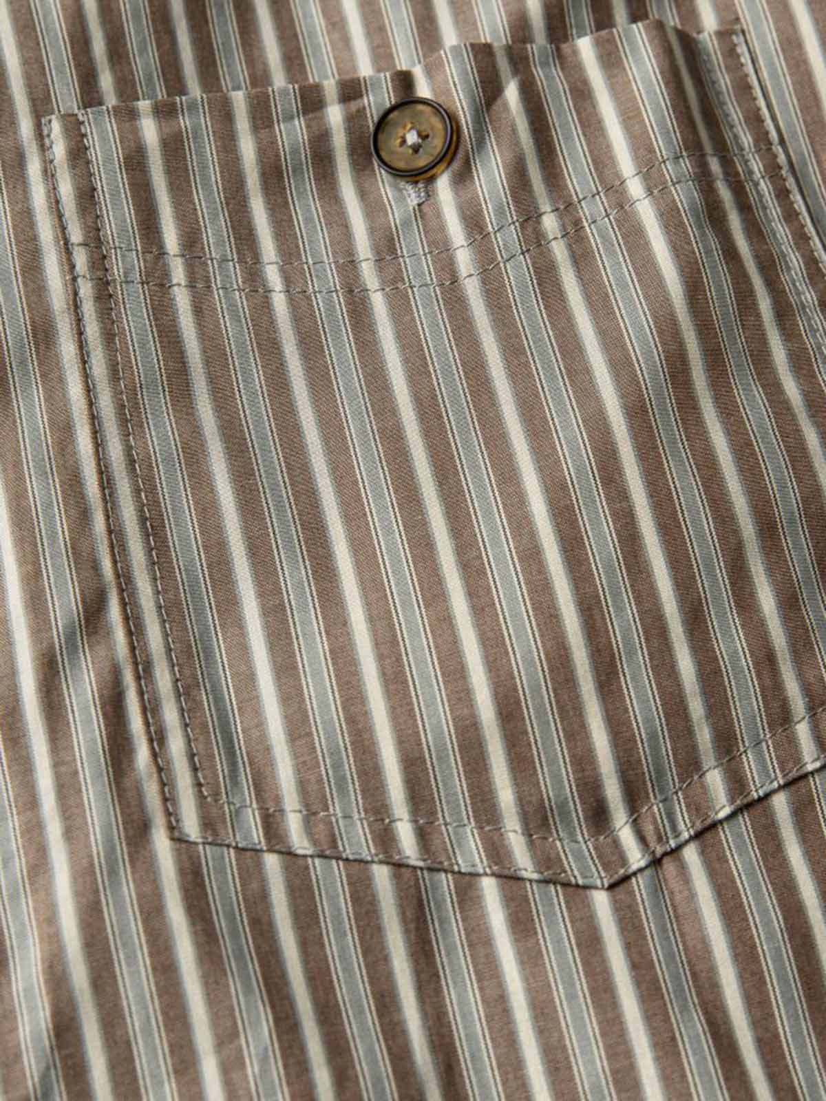 ストライプパターンと襟ディテールのクローズアップ