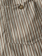 ストライプパターンと襟ディテールのクローズアップ