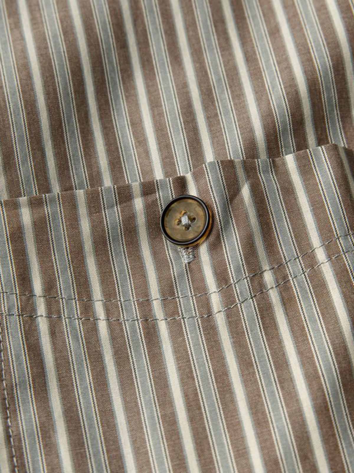ストライプパターンと襟ディテールのクローズアップ