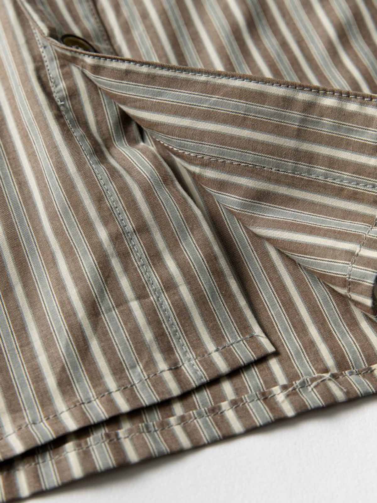 ストライプパターンと襟ディテールのクローズアップ