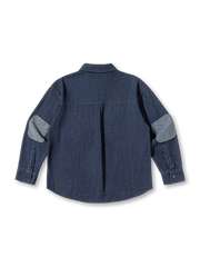 異なるパッチが施されたデニムシャツ