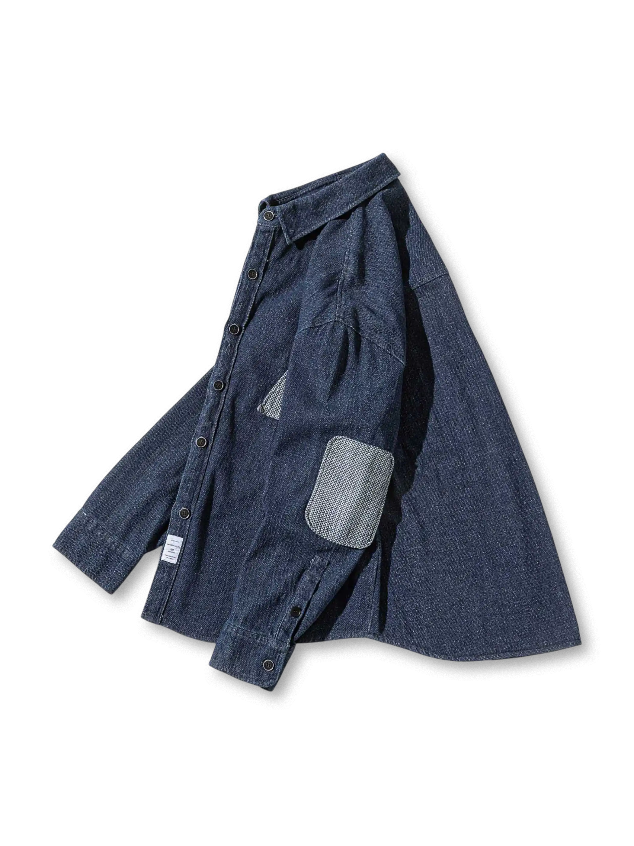 異なるパッチが施されたデニムシャツ