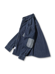 異なるパッチが施されたデニムシャツ