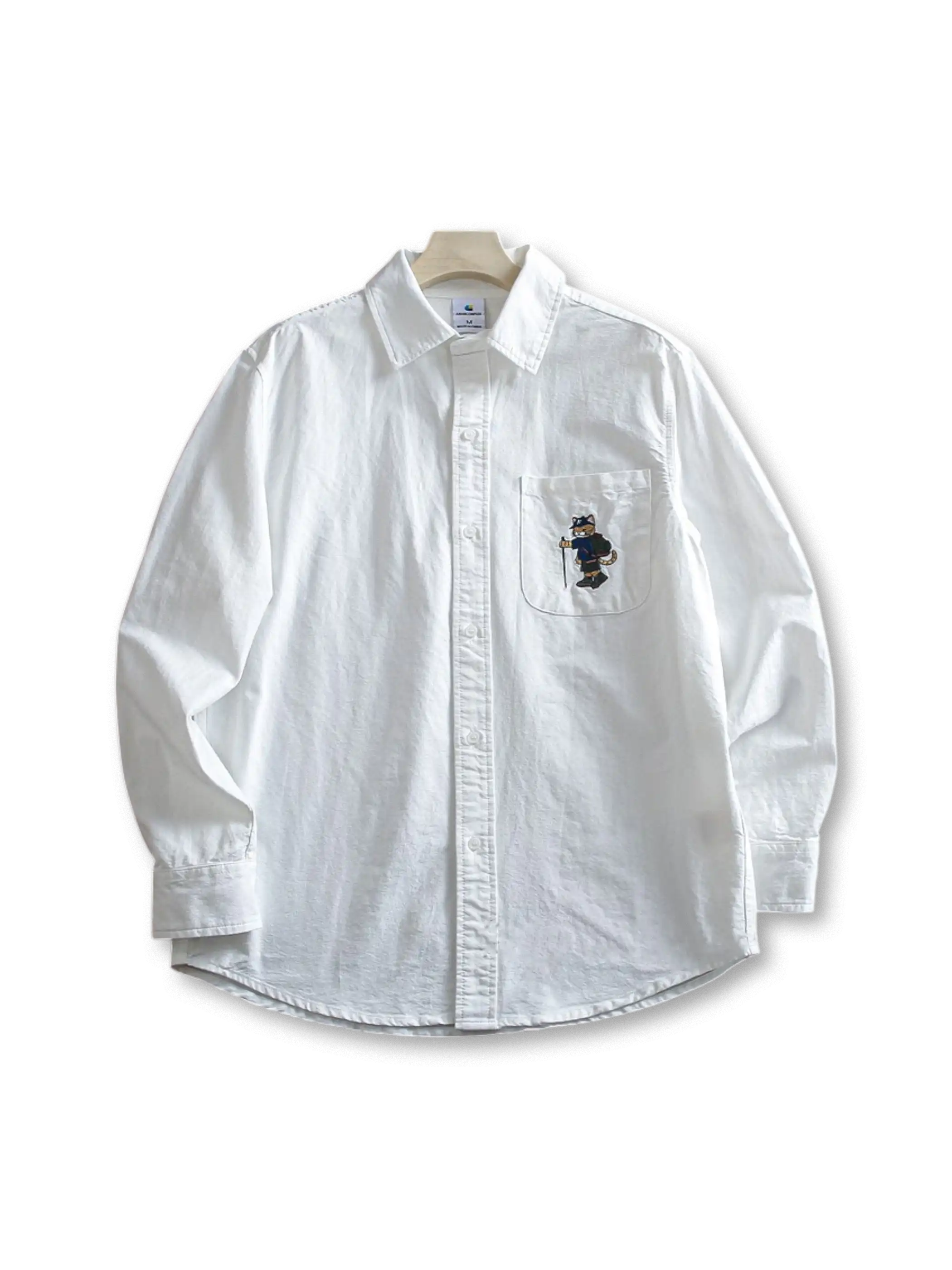 胸ポケットに猫刺繍が入ったオックスフォードシャツ