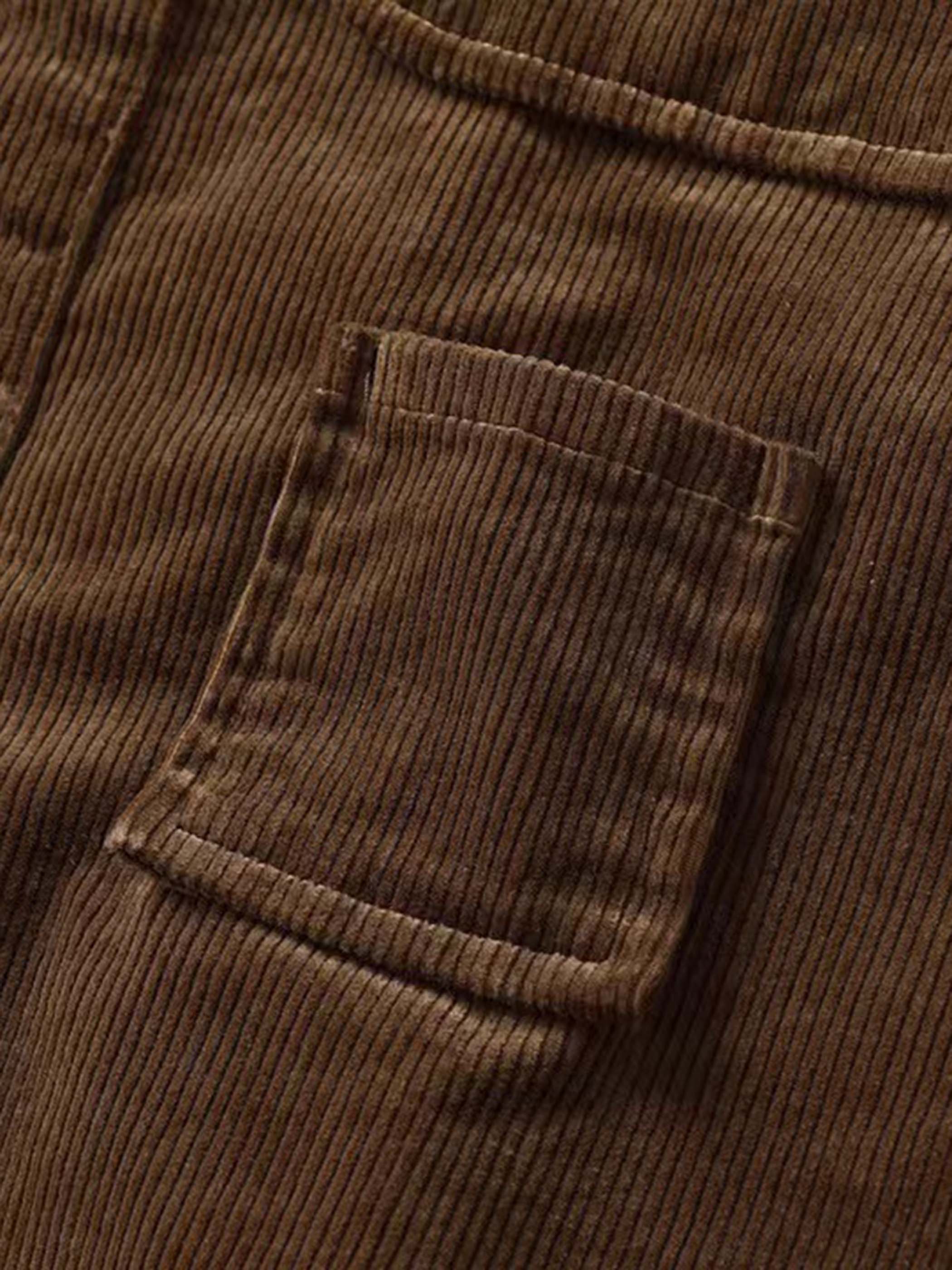 詳細画像：多ポケットデザインとコーデュロイ生地のディテール
