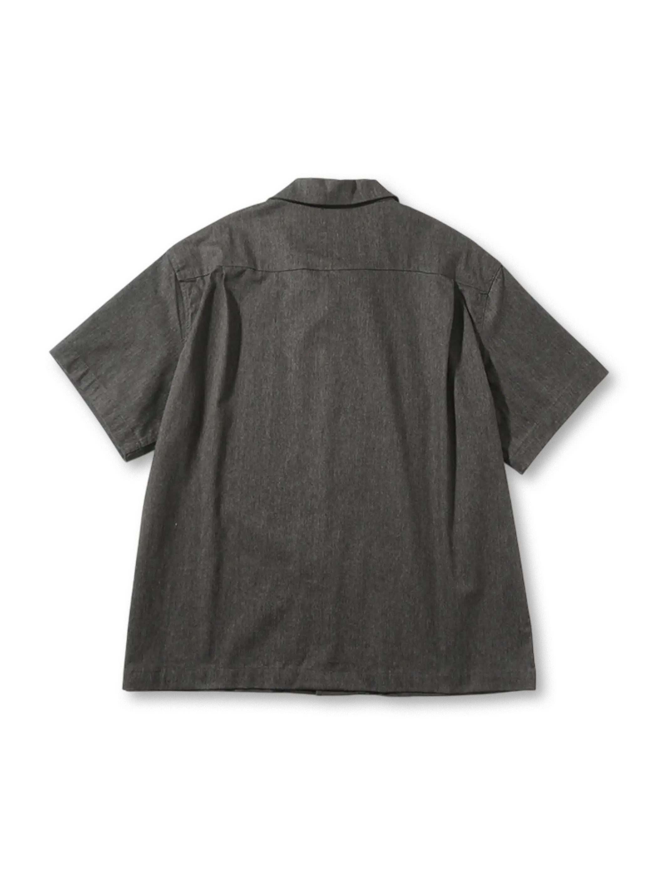 シンプルなオープンカラーの半袖シャツ、胸ポケット付き
