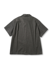 シンプルなオープンカラーの半袖シャツ、胸ポケット付き
