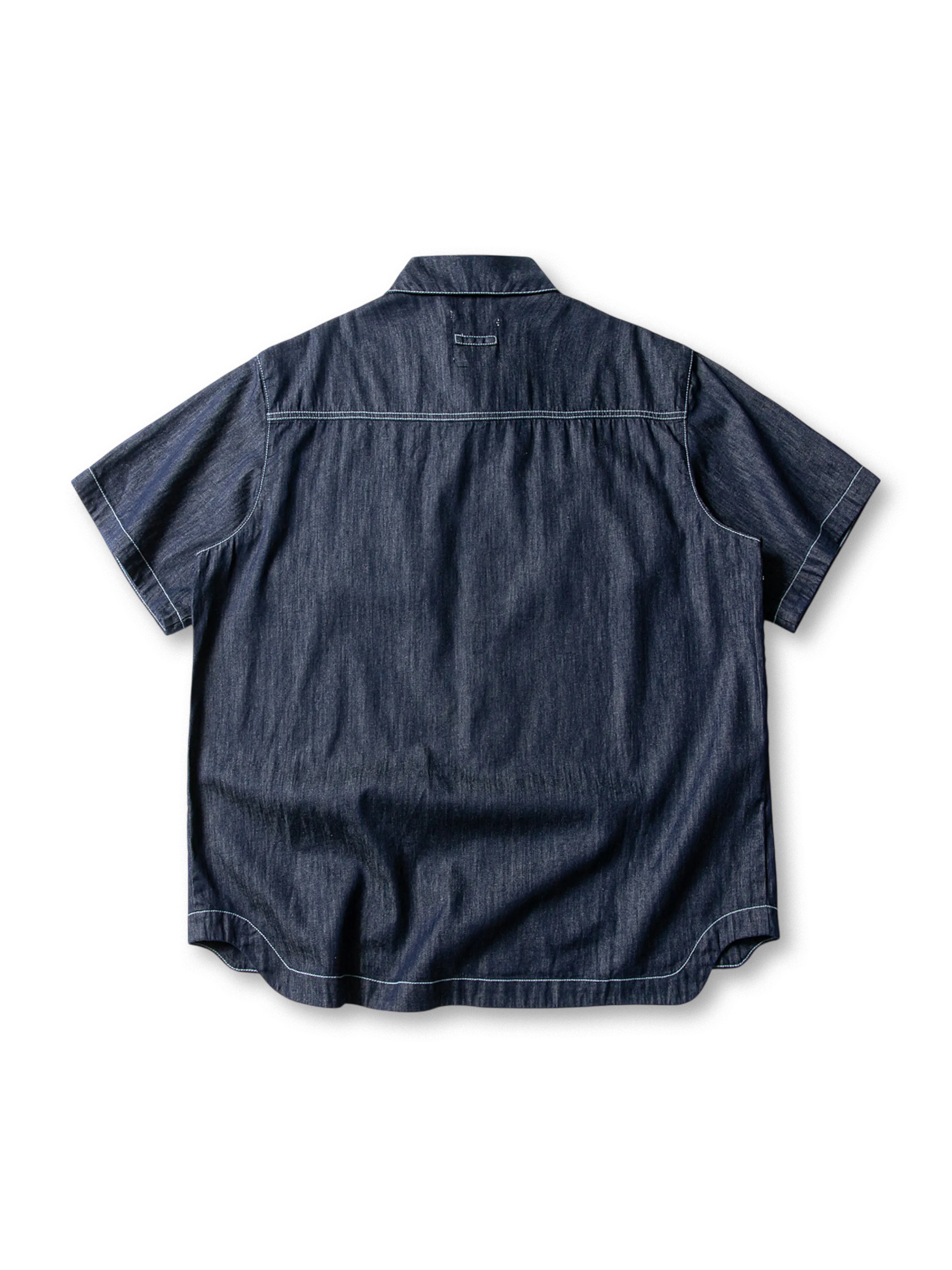 洗い込まれたインディゴデニムに胸ポケットとステッチワークを配した5分袖ワークシャツ