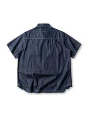 洗い込まれたインディゴデニムに胸ポケットとステッチワークを配した5分袖ワークシャツ