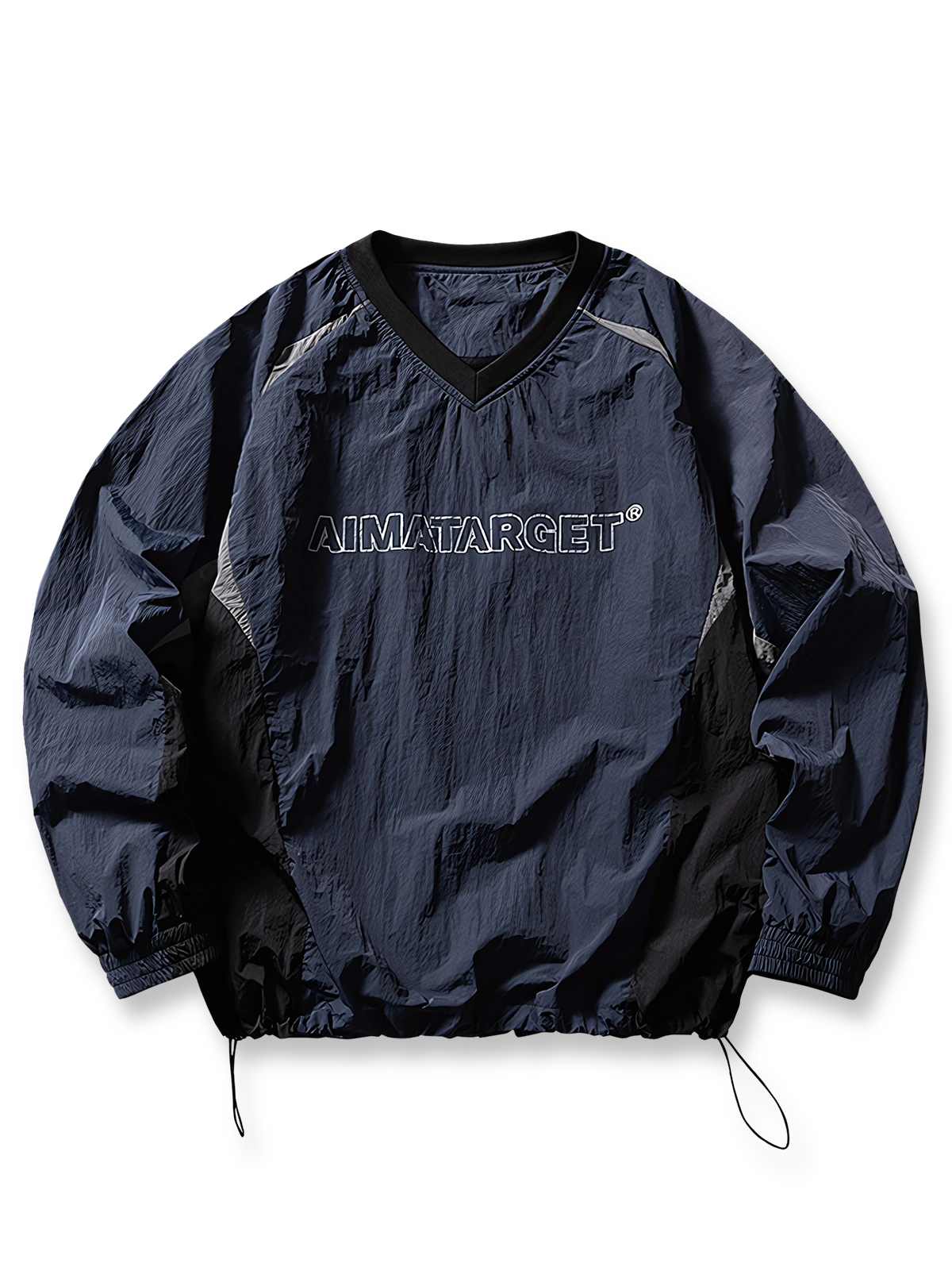 製品画像
「軽量で通気性に優れた機能性プルオーバースウェットシャツ正面展示図。100%ナイロン素材使用で、防風性と耐久性を兼ね備え、アウトドアスポーツに最適な一着。」

詳細画像
「ゴム仕様の袖口ディテールと胸元に刺繍されたシンプルなロゴの特写。袖口のゴムが保温効果を強化し、シンプルなデザインで上質感を演出。」