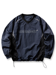 製品画像
「軽量で通気性に優れた機能性プルオーバースウェットシャツ正面展示図。100%ナイロン素材使用で、防風性と耐久性を兼ね備え、アウトドアスポーツに最適な一着。」

詳細画像
「ゴム仕様の袖口ディテールと胸元に刺繍されたシンプルなロゴの特写。袖口のゴムが保温効果を強化し、シンプルなデザインで上質感を演出。」