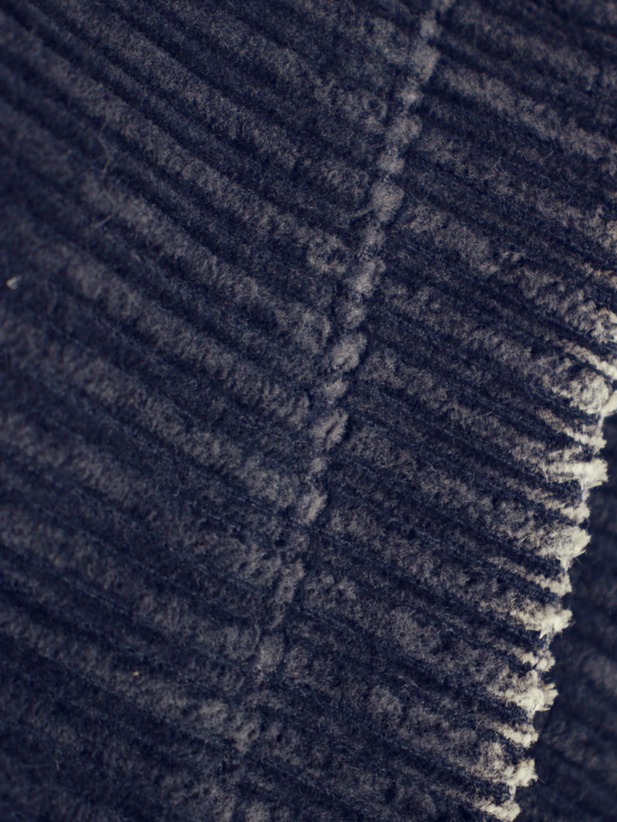 子母コーデュロイ生地と手作業によるヴィンテージ加工のディテール