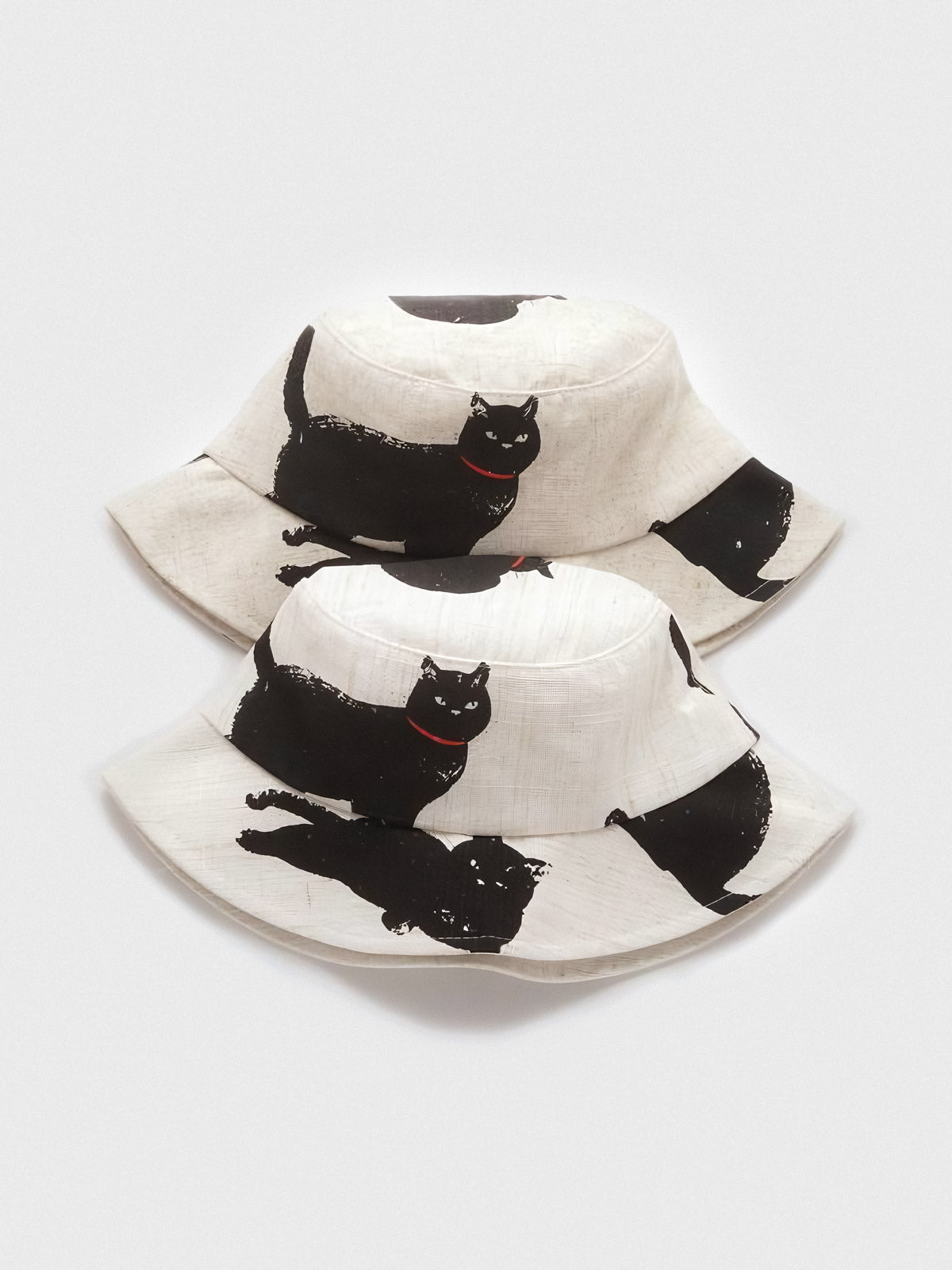 バケットハットのネコ柄のディテール