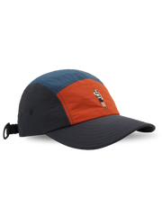 登山者モチーフの刺繍が入った速乾ソフトトップベースボールキャップ。