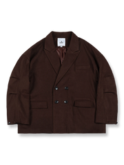 製品画像
ダークブラウンのアーバン機能テーラードジャケット正面デザイン。クラシックなダブルブレスト仕様に加え、袖部分の「シャークプリーツ」加工が独特の立体感を生み出し、洗練された都会的なスタイルを演出。微細な伸縮性を持つポリエステル混紡素材が快適な着心地を提供し、ビジネスからカジュアルまで幅広く活躍

詳細画像
袖部分に施された「シャークプリーツ」ディテールとダブルブレストのボタン、さらにサイドポケットの丁寧な仕上げが際立つ特写。クラシックなテーラードスタイルとモダンなデザインの融合が特徴で、動きやすさと耐久性を兼ね備えたディテールが魅力的。控えめなノッチドラペルが全体のバランスを引き締め、高級感を引き立てる