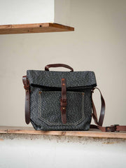 製品画像: ブラック＆ホワイトペッパーソルト メッセンジャーバッグの正面全体展示
