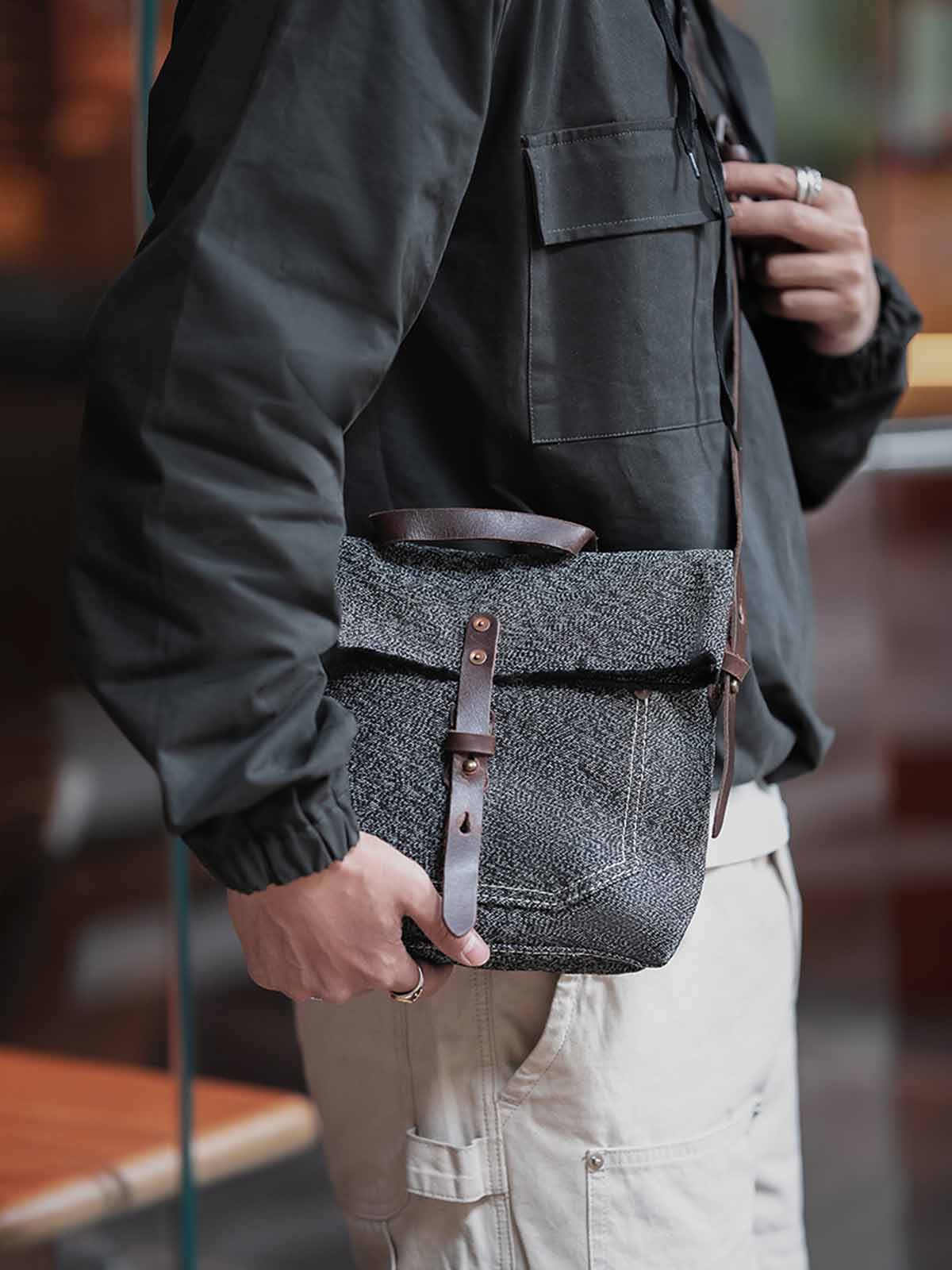 モデル画像: モデルがヴィンテージスタイルのメッセンジャーバッグを持っている様子