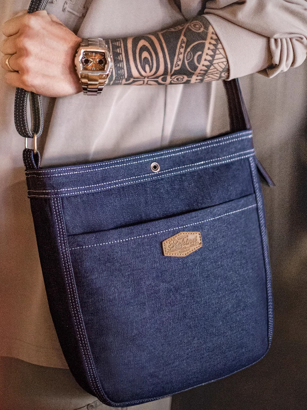 モデルがデニムメッセンジャーバッグを使用し、ヴィンテージ感あふれるカジュアルコーデを披露