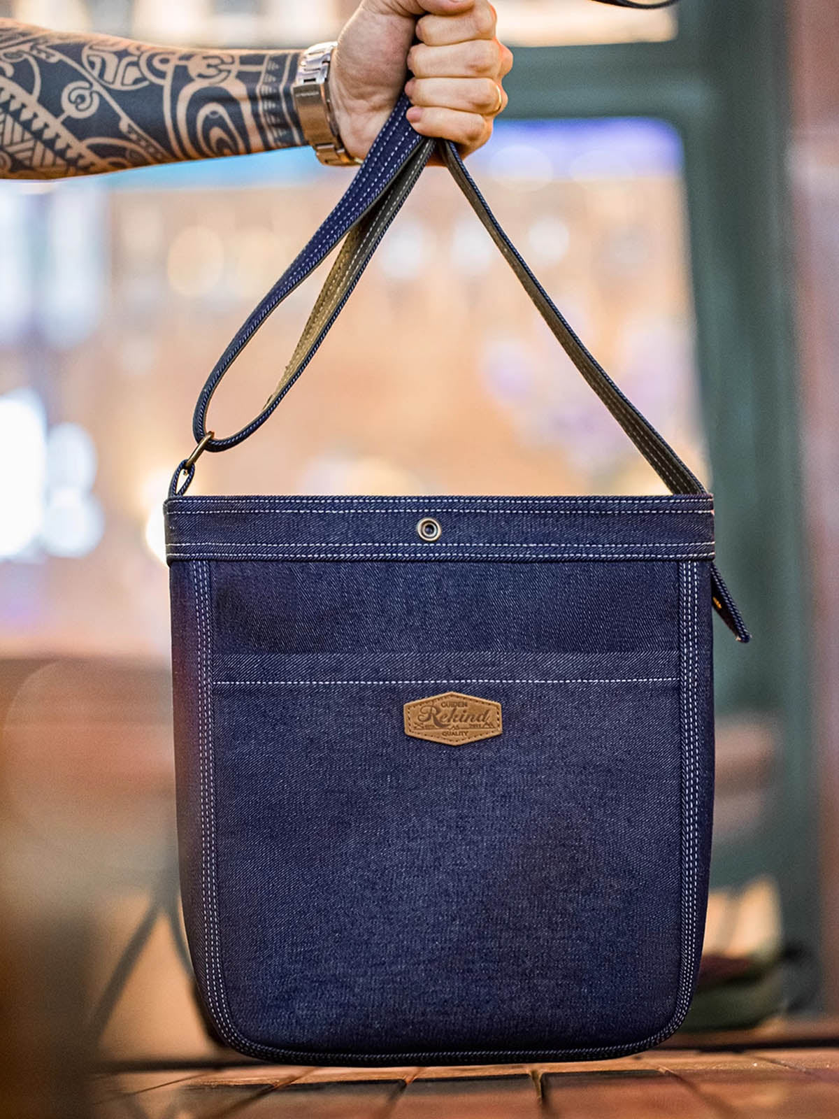 ステッチやフンマーレザープレート、真鍮風バックルなどディテールのクローズアップ