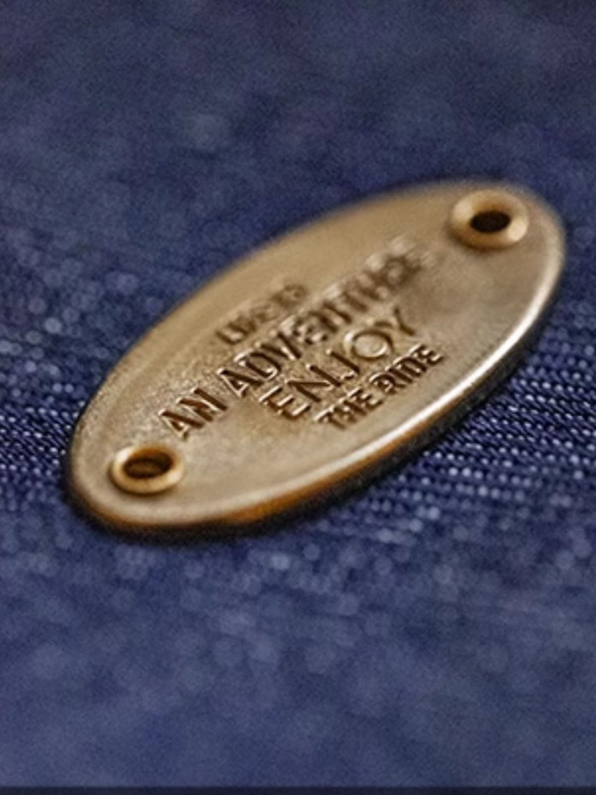 ステッチやフンマーレザープレート、真鍮風バックルなどディテールのクローズアップ