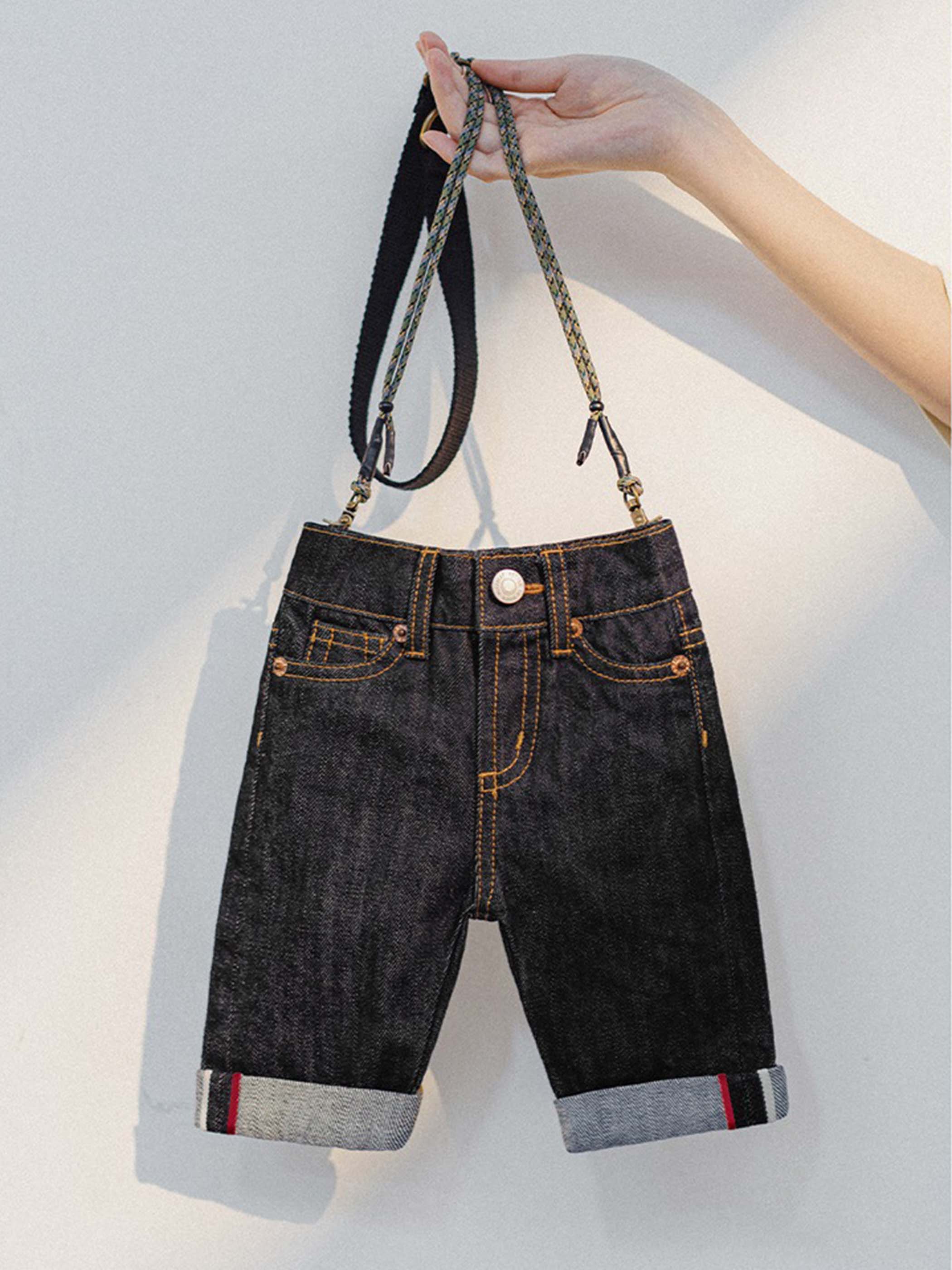 デニム素材の風合いとセルビッジディテール特