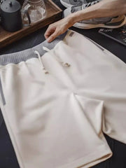 リブウエストと配色ドローコードが特徴の5分丈スウェットショーツ