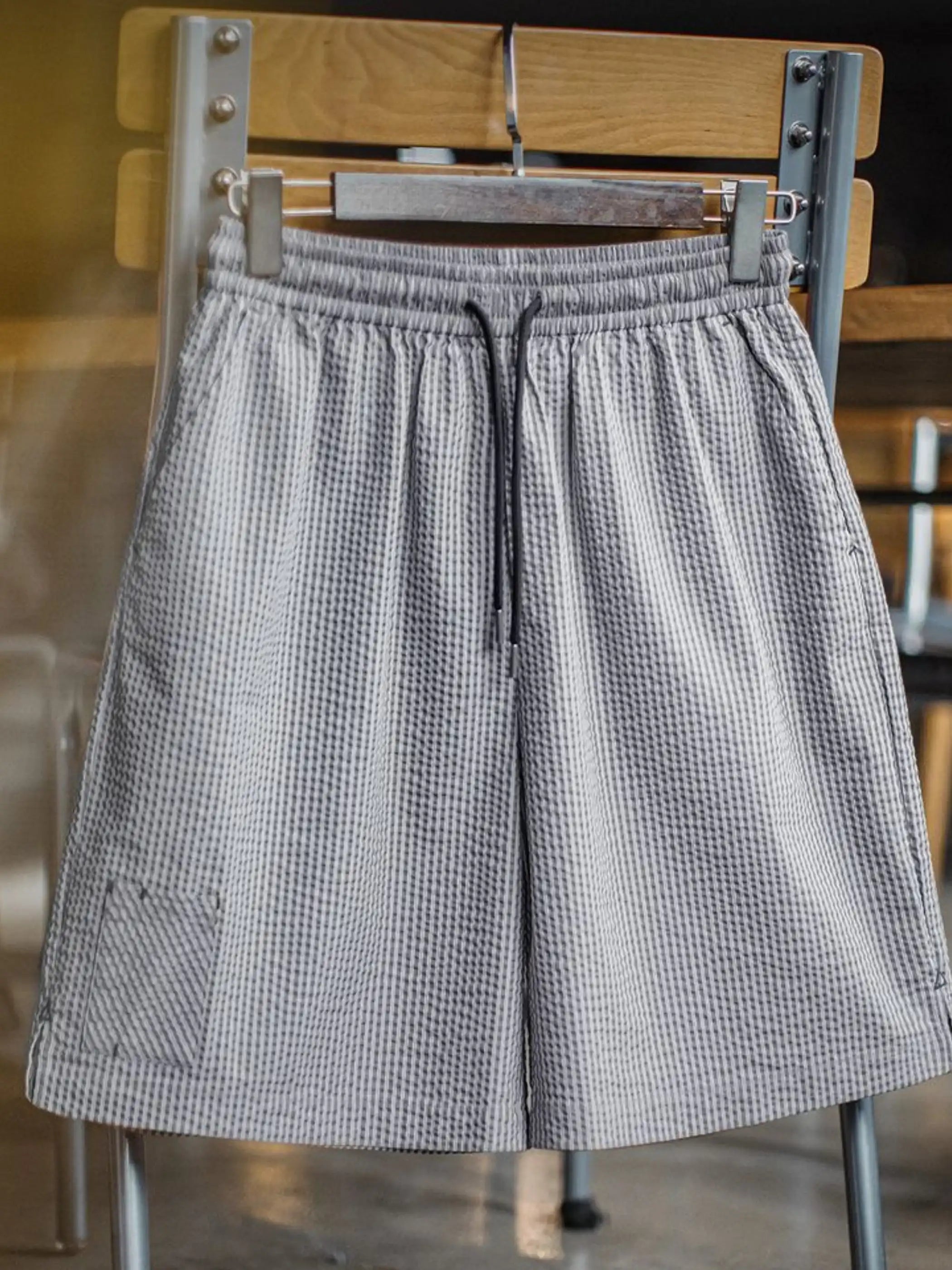 グレーを基調とした3D格子のシアサッカーショーツ、ウエストはゴム＋ドローコード仕様