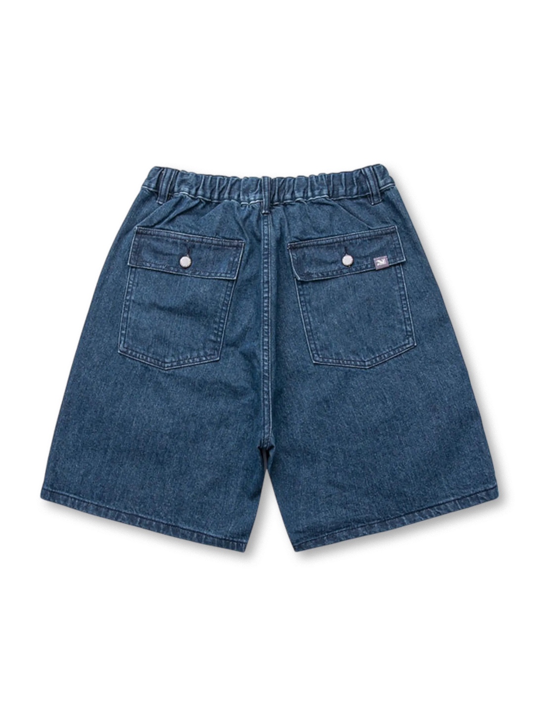 フロントビューのツーポケットワイドデニムショートパンツ