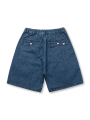 フロントビューのツーポケットワイドデニムショートパンツ